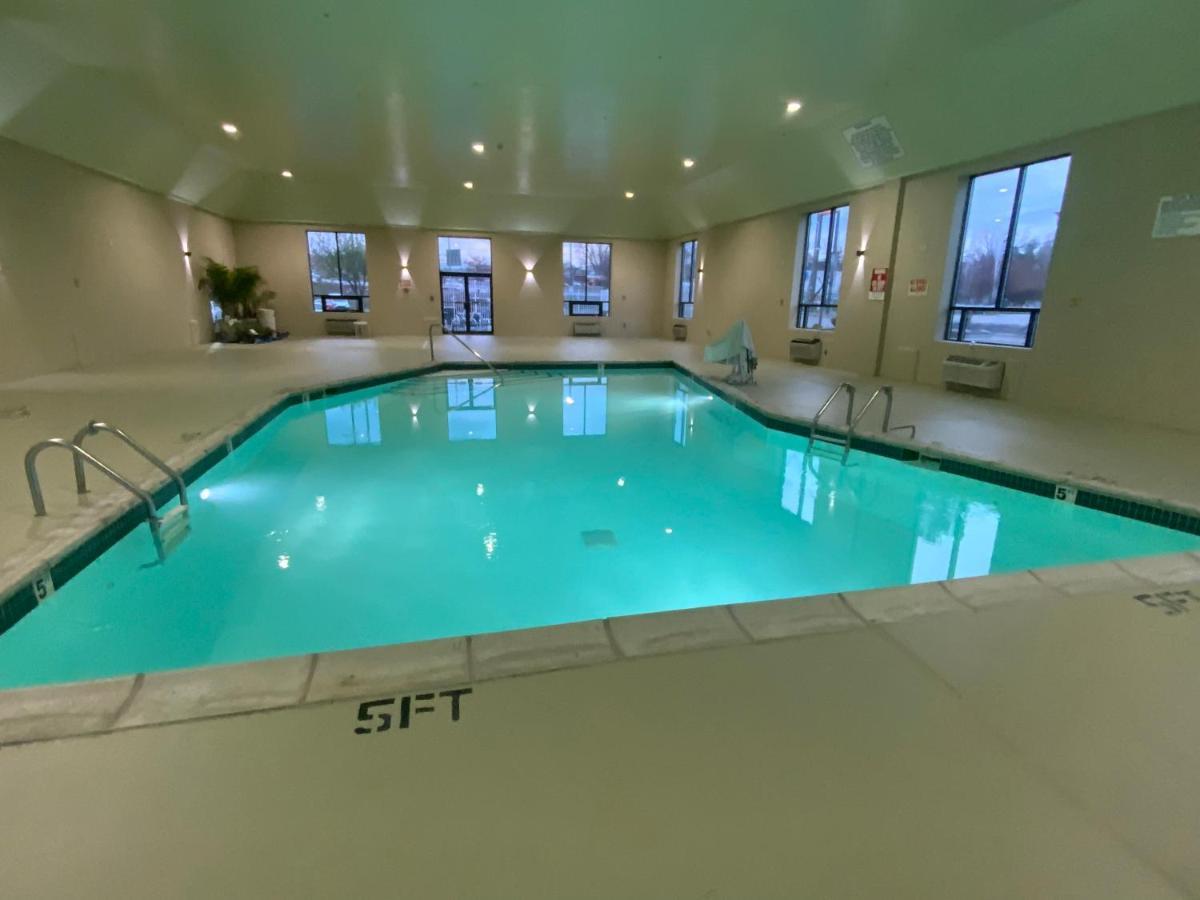Quality Inn & Suites University-Airport Louisville-Jefferson County Extérieur photo