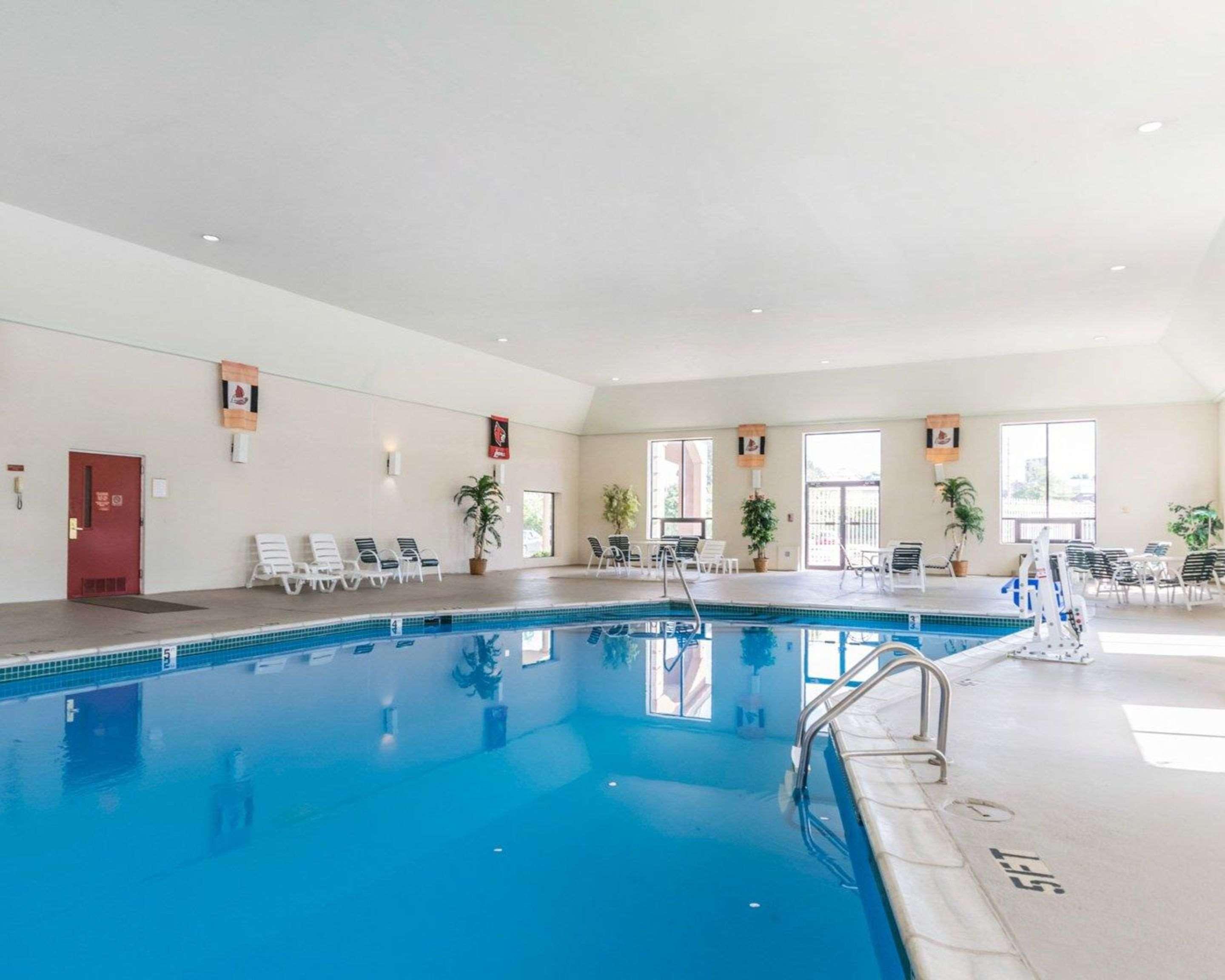Quality Inn & Suites University-Airport Louisville-Jefferson County Extérieur photo