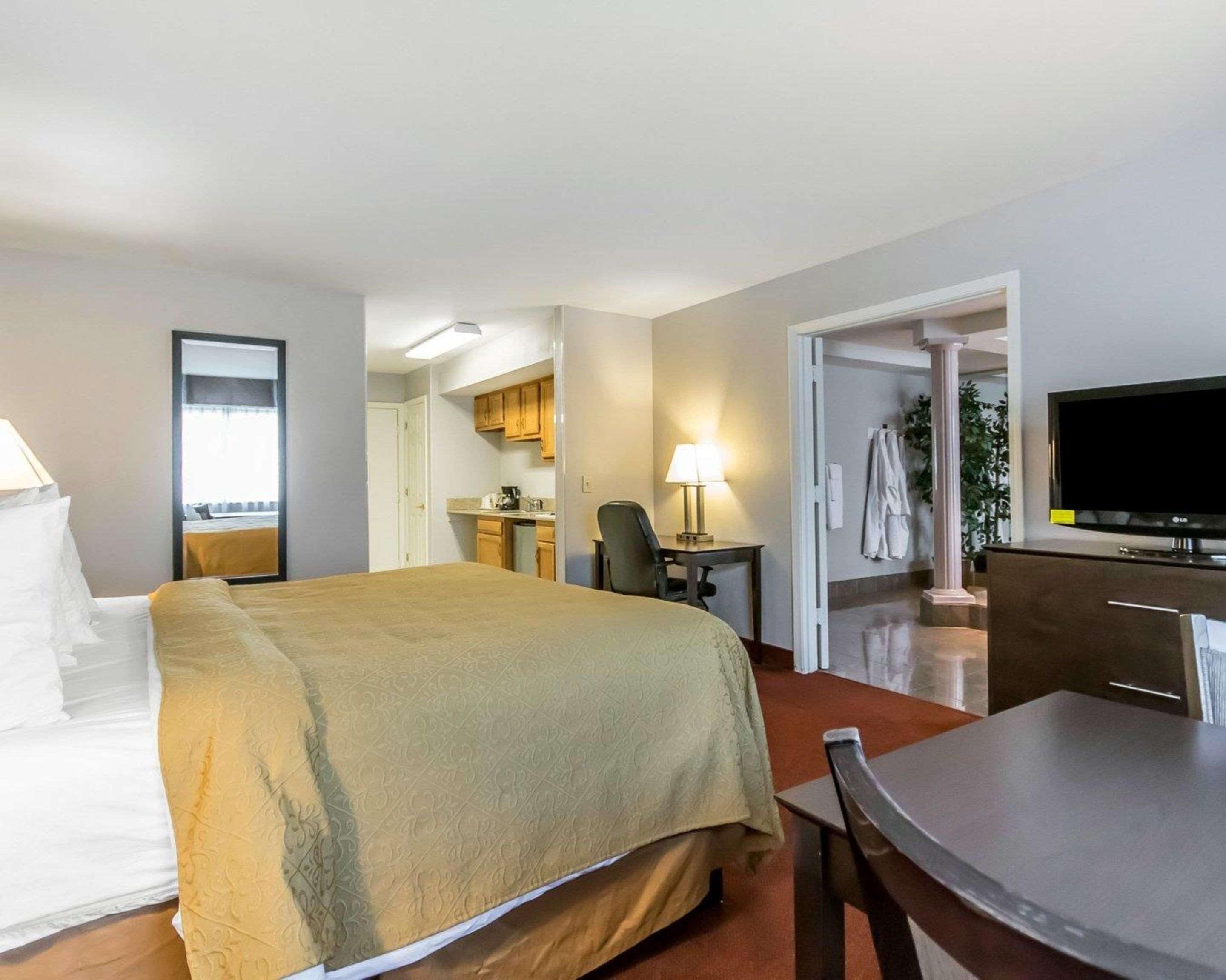 Quality Inn & Suites University-Airport Louisville-Jefferson County Extérieur photo