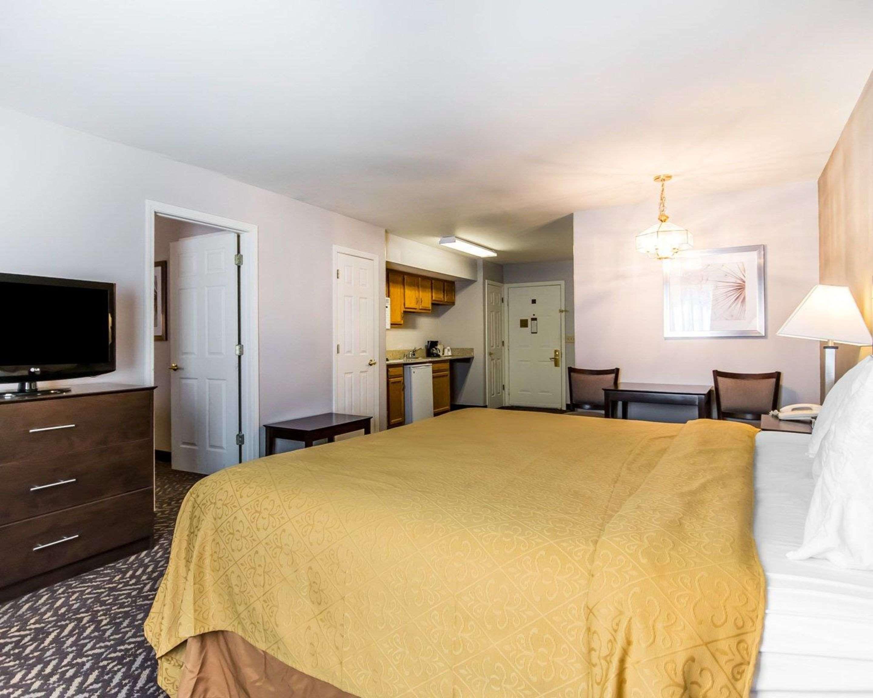Quality Inn & Suites University-Airport Louisville-Jefferson County Extérieur photo