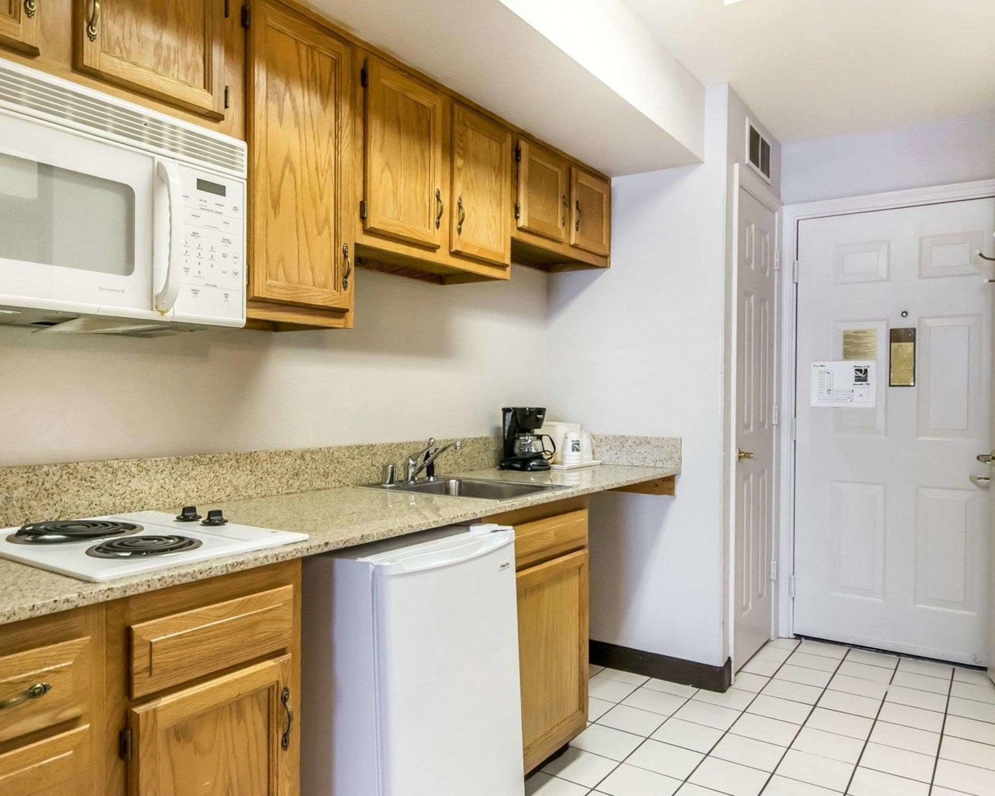 Quality Inn & Suites University-Airport Louisville-Jefferson County Extérieur photo