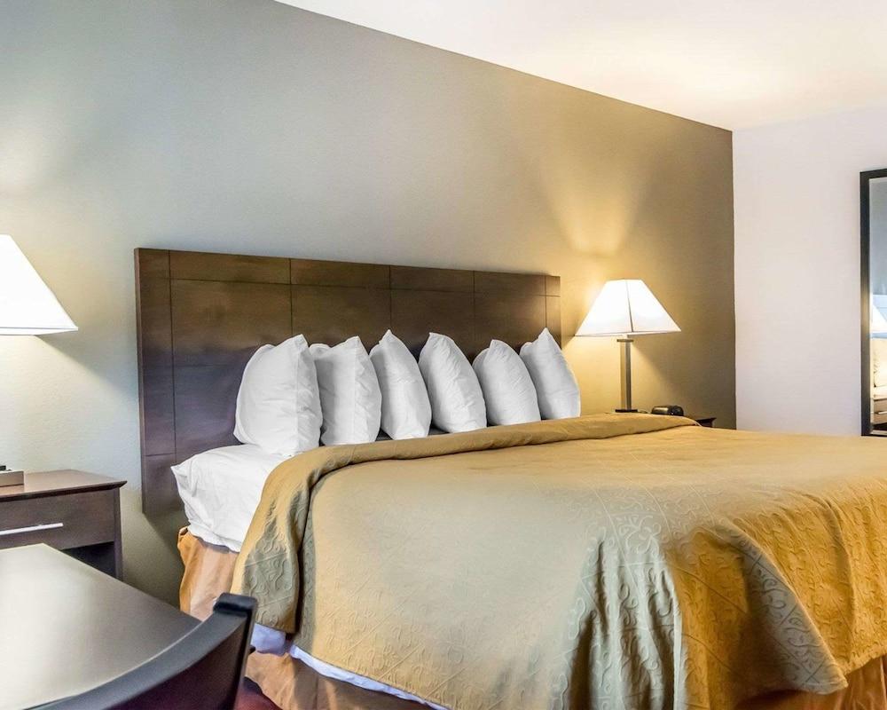 Quality Inn & Suites University-Airport Louisville-Jefferson County Extérieur photo