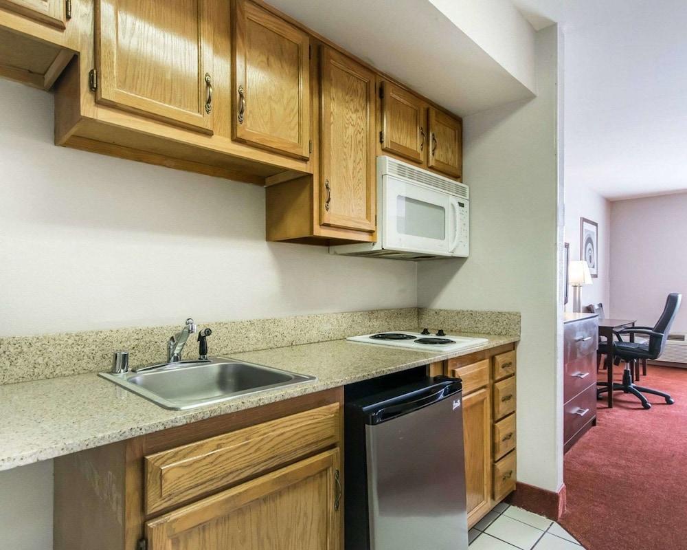 Quality Inn & Suites University-Airport Louisville-Jefferson County Extérieur photo