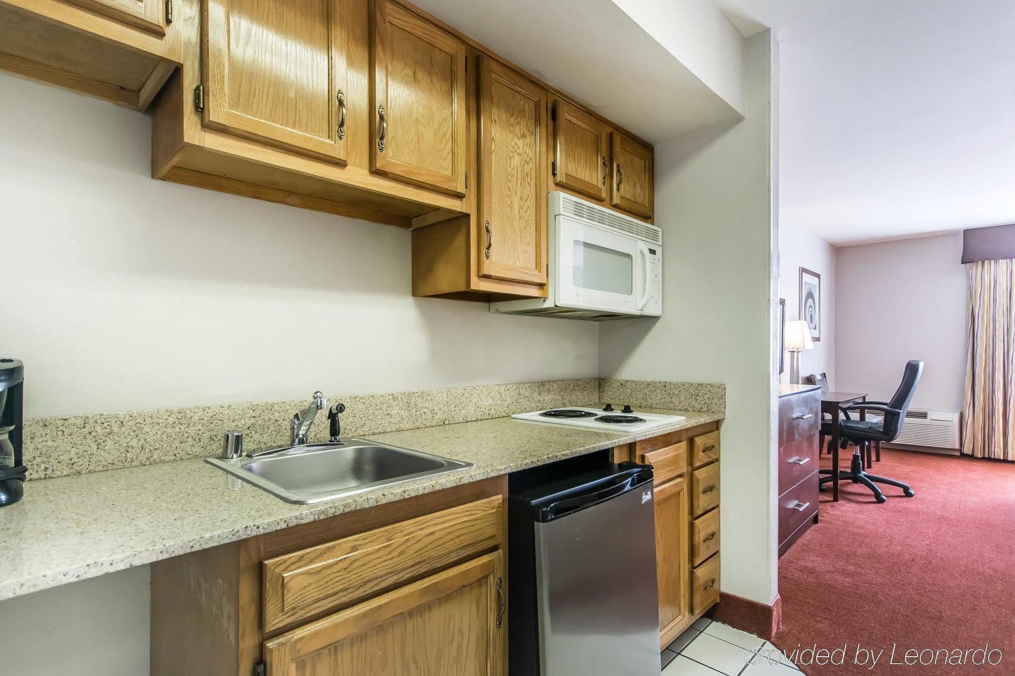 Quality Inn & Suites University-Airport Louisville-Jefferson County Extérieur photo