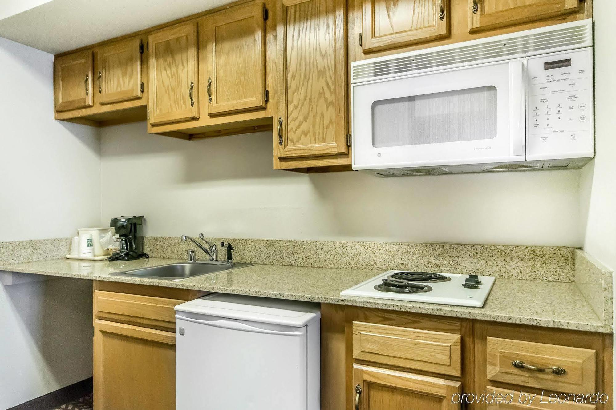 Quality Inn & Suites University-Airport Louisville-Jefferson County Extérieur photo
